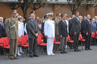 Il Presidente del Senato R. Schifani, Presidente della Camera G. Fini, Ministro della Difesa La Russa, Sottosegretario per la Difesa, l'On. Giuseppe Cossiga l'Amm. Sq. Paolo La Rosa in rappresentanza del Capo di Stato Maggiore della Difesa, il Consigliere per gli Affari Militari e del Consiglio Supremo di Difesa, Generale Rolando Mosca Moschini 